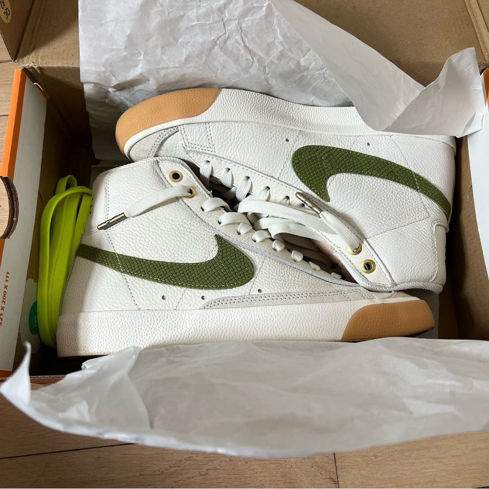 Nike Blazer Mid 77 Sail/Asparagus-Light Bone Men’s 6 Women’s 7.5